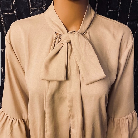 Camera Ready Blouse🌻 - Picture 2 of 5